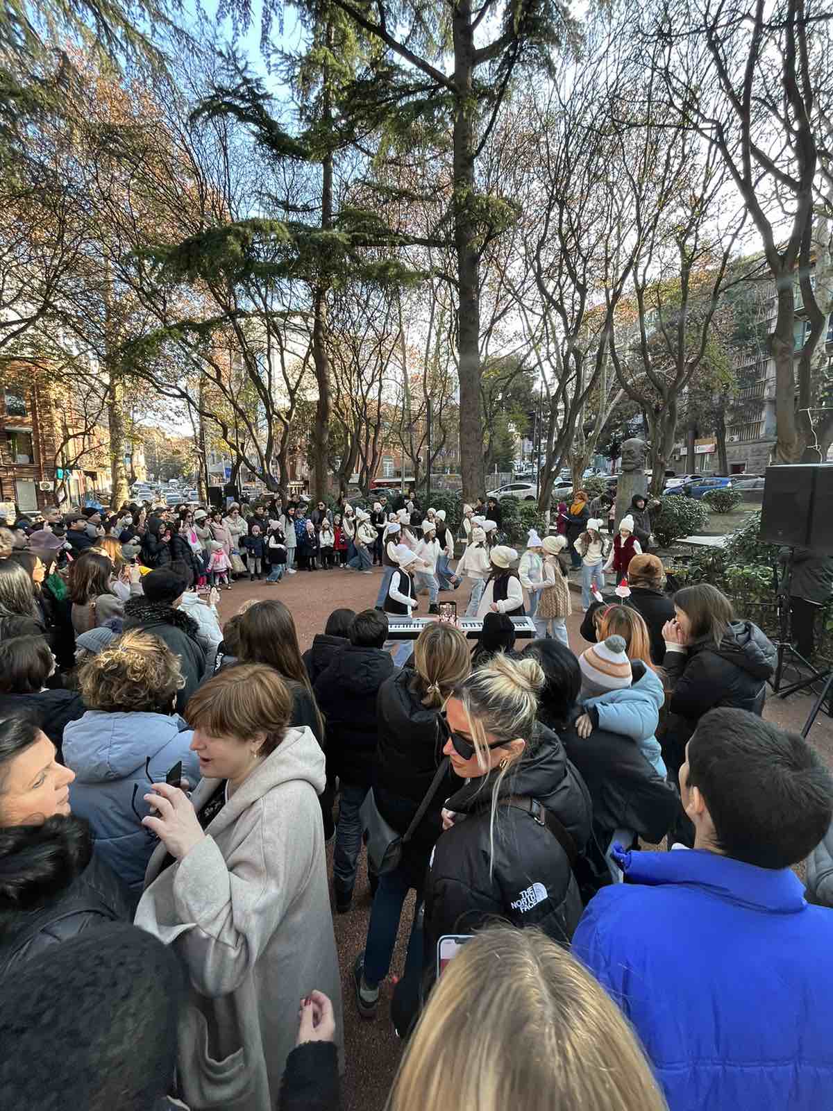 საშობაო საქველმოქმედო აქცია მრგვალ ბაღში
